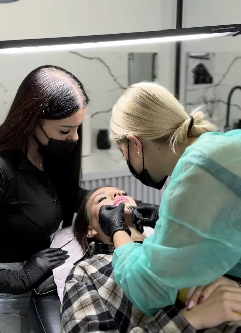 Praktyczna część szkolenia — praca na modelce pod okiem instruktorki